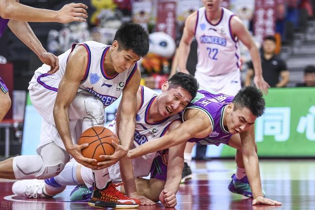 包含山东男篮发布备战花絮,加时末段刷新队史纪录,英超任务艰巨,年轻球员得到机会的词条 包含山东男篮发布备战花絮,加时末段刷新队史纪录,英超任务艰巨,年轻球员得到机会的词条