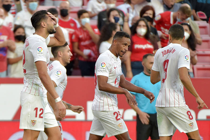 九游体育app-包含西甲倒计时，塞维利亚清晨队长鼓劲，细节引发关注，话题不断，临场指挥获称赞的词条